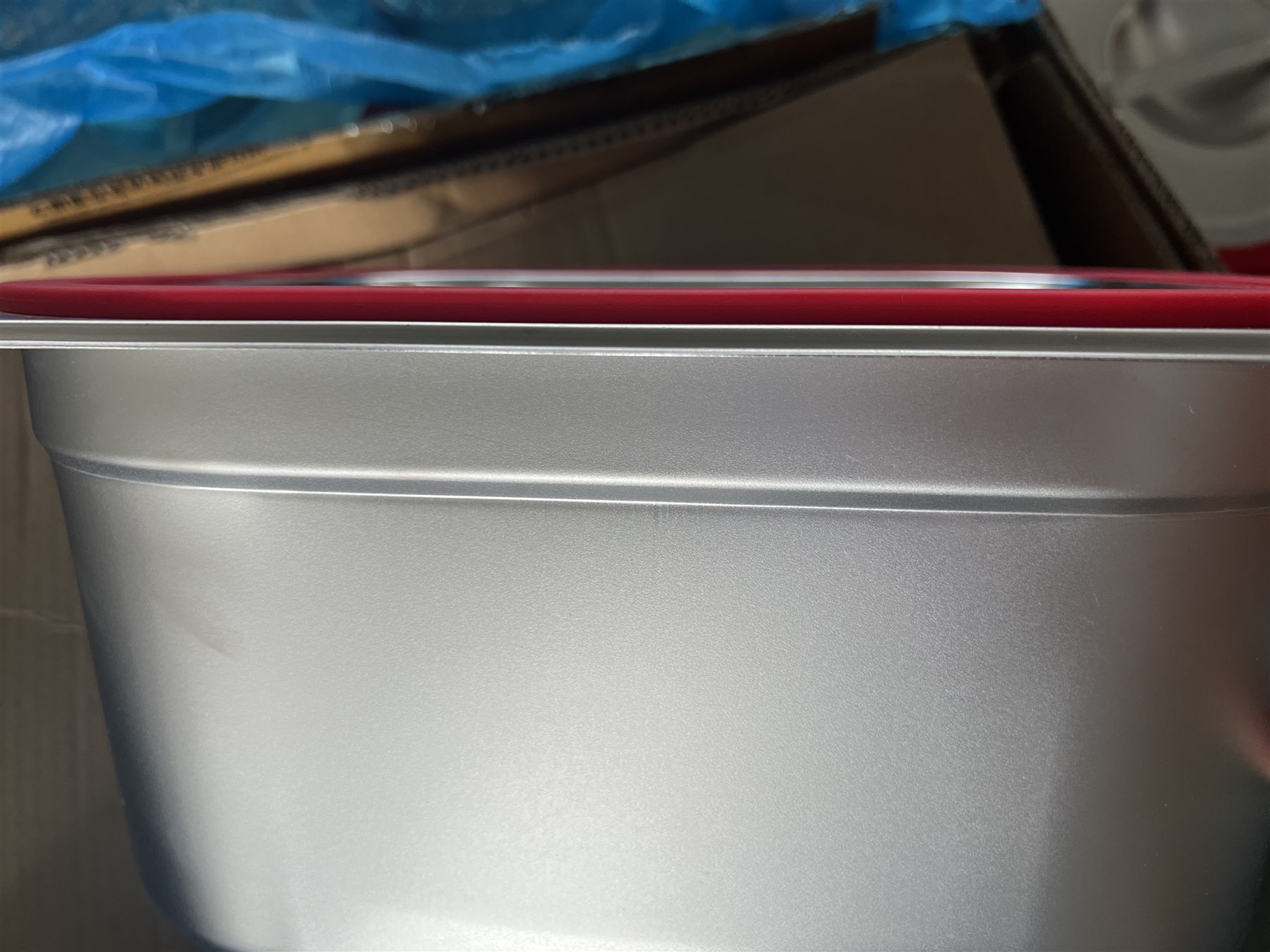 Close-up showing a silicone gasket fitted closely along a stainless steel GN pan rim